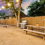 Casa Cowboy Near Downtown, Gourmet Kitchen, Private Yard