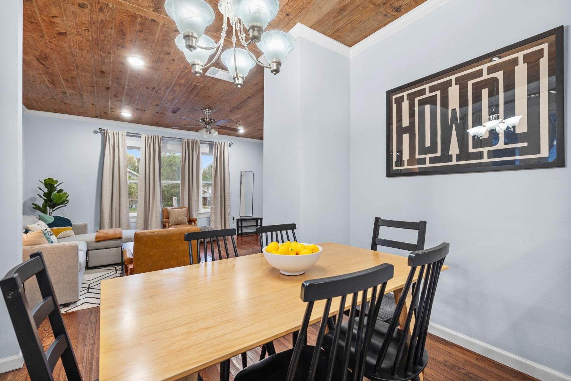 Casa Cowboy Near Downtown, Gourmet Kitchen, Private Yard *