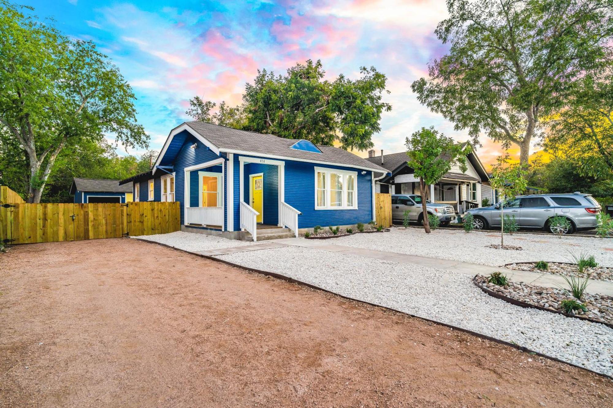 Casa Cowboy Near Downtown, Gourmet Kitchen, Private Yard Holiday home