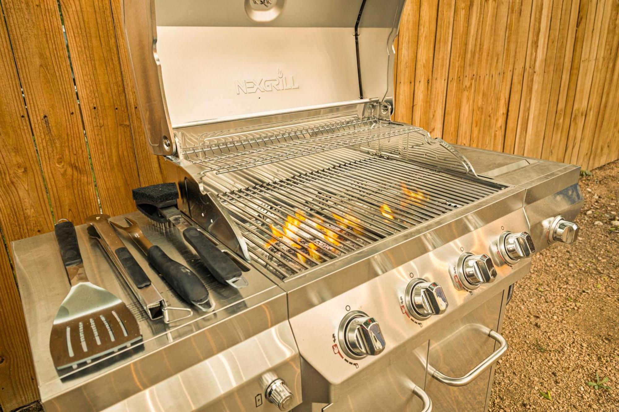 Casa Cowboy Near Downtown, Gourmet Kitchen, Private Yard Holiday home
